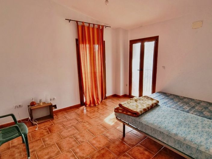 Image No.22-6 Bed Property for sale