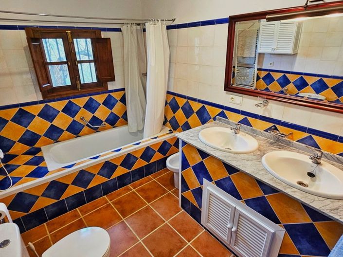 Image No.20-5 Bed Property for sale