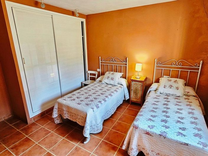 Image No.24-5 Bed Property for sale