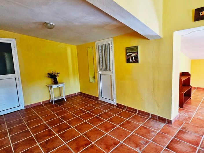 Image No.38-5 Bed Property for sale