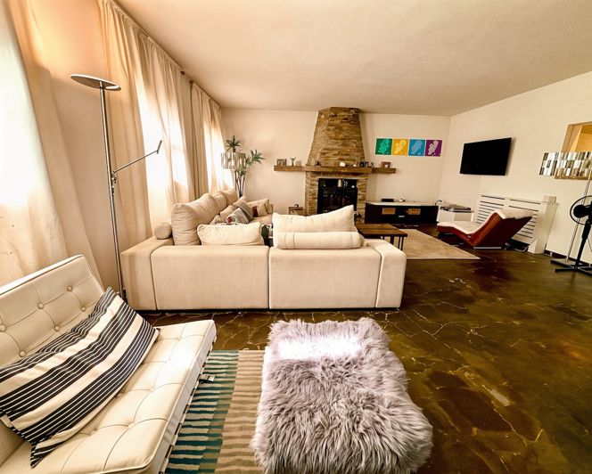 Image No.14-8 Bed Property for sale