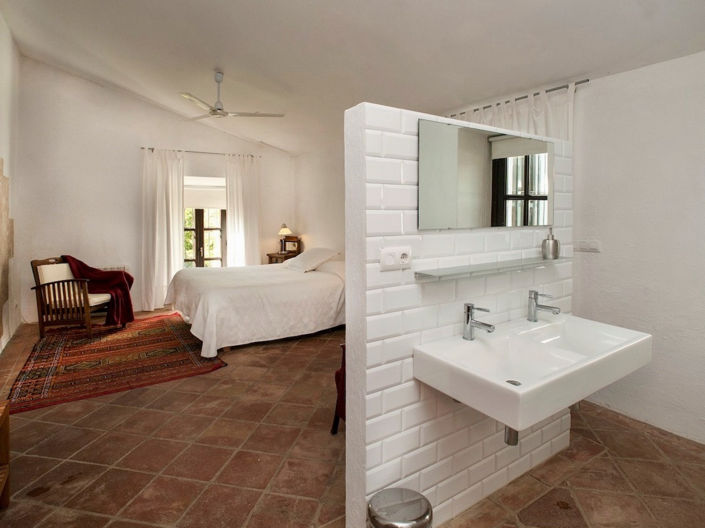 Image No.21-12 Bed Property for sale