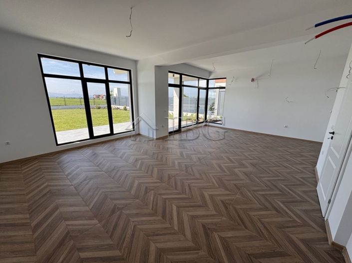 Image No.8-3 Bed House for sale