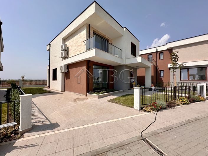 Image No.11-3 Bed House for sale