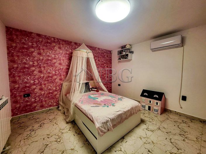 Image No.18-4 Bed House for sale