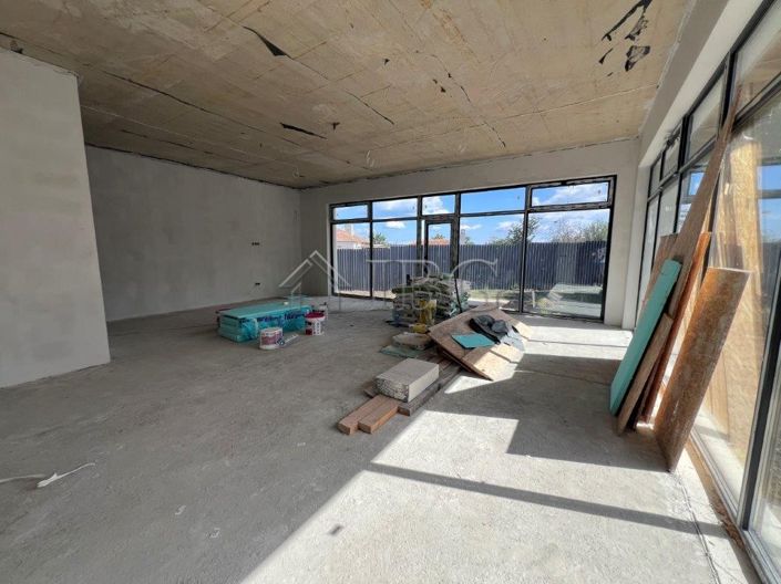 Image No.11-3 Bed House for sale