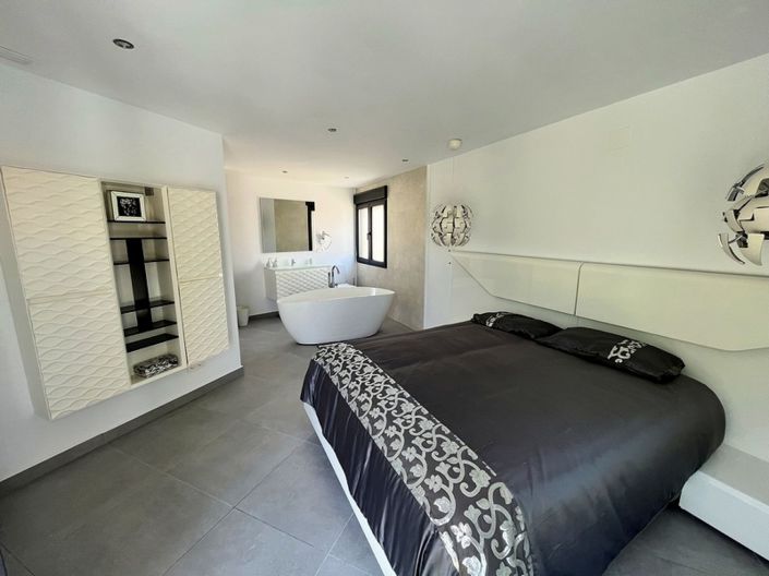 Image No.17-4 Bed Property for sale