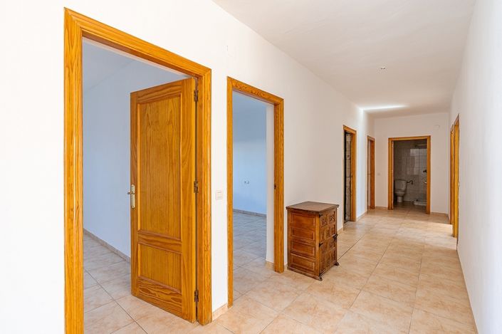 Image No.4-12 Bed Villa for sale