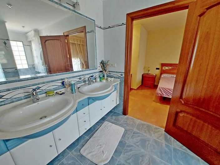 Image No.25-5 Bed Villa for sale