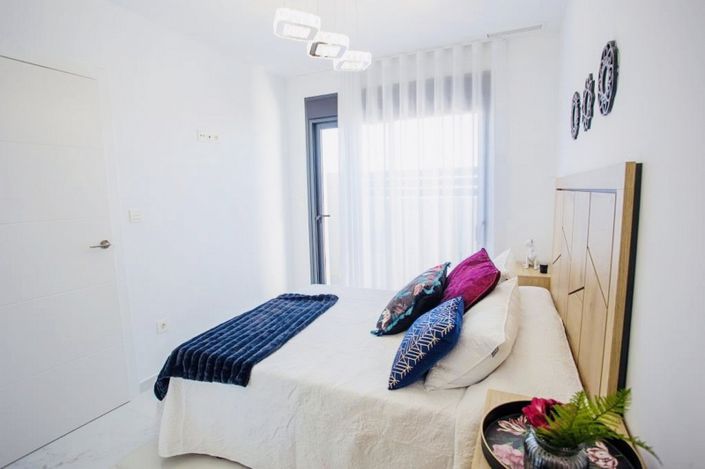 Image No.8-3 Bed Property for sale