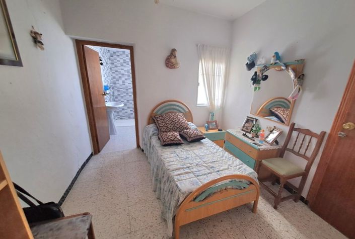 Image No.18-4 Bed Townhouse for sale