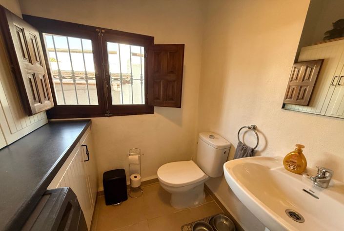 Image No.17-3 Bed Farmhouse for sale