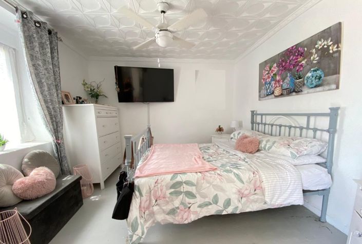 Image No.17-5 Bed Townhouse for sale