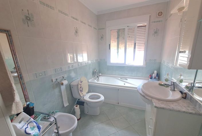 Image No.25-5 Bed Cottage for sale