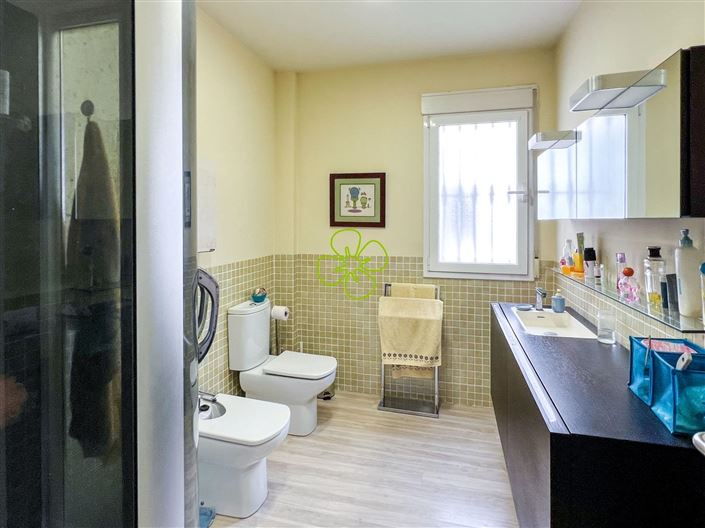 Image No.15-3 Bed Flat for sale