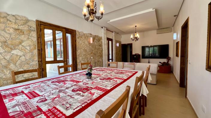 Image No.7-6 Bed House for sale