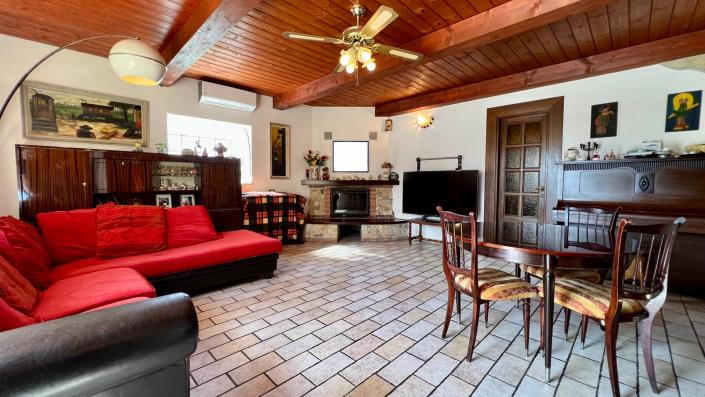 Image No.19-6 Bed House for sale