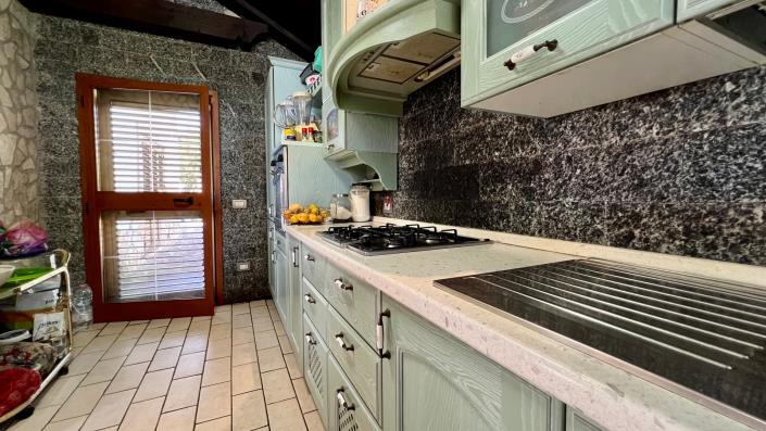 Image No.22-6 Bed House for sale