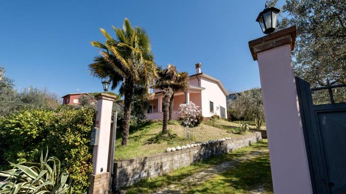 Image No.1-3 Bed House for sale