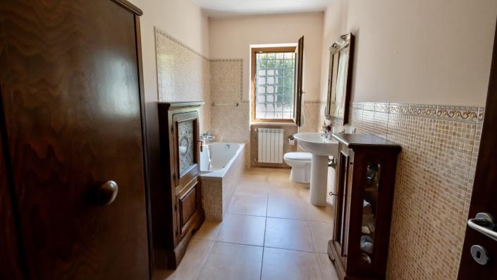 Image No.10-3 Bed House for sale