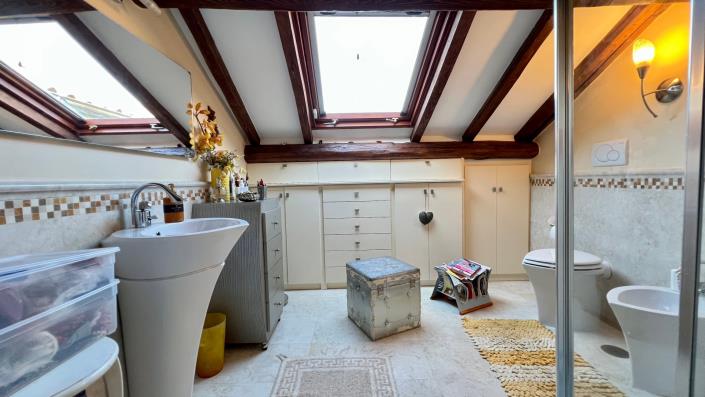 Image No.9-6 Bed Villa for sale