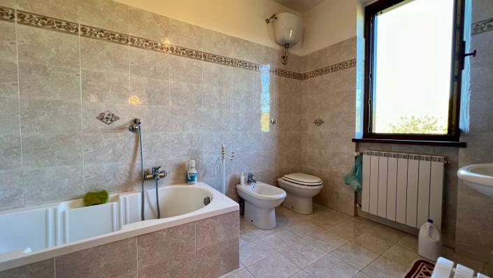 Image No.20-4 Bed Country House for sale