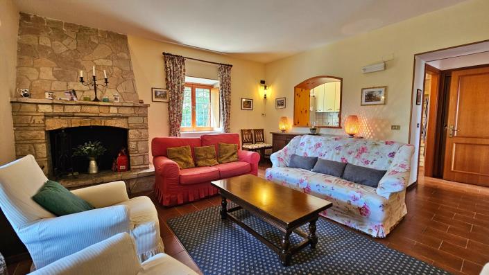 Image No.8-6 Bed House for sale