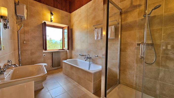 Image No.17-6 Bed House for sale