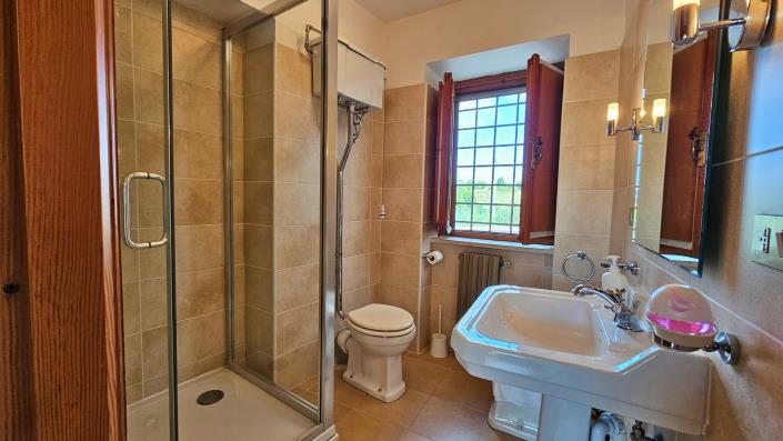 Image No.16-6 Bed House for sale