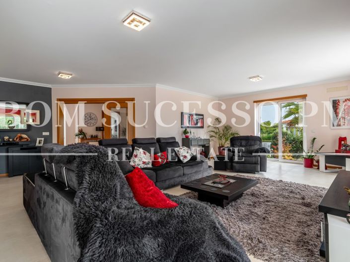 Image No.25-4 Bed House for sale