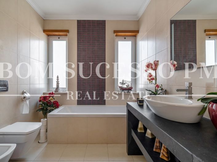 Image No.40-4 Bed House for sale