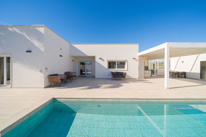 Image No.1-4 Bed Villa for sale