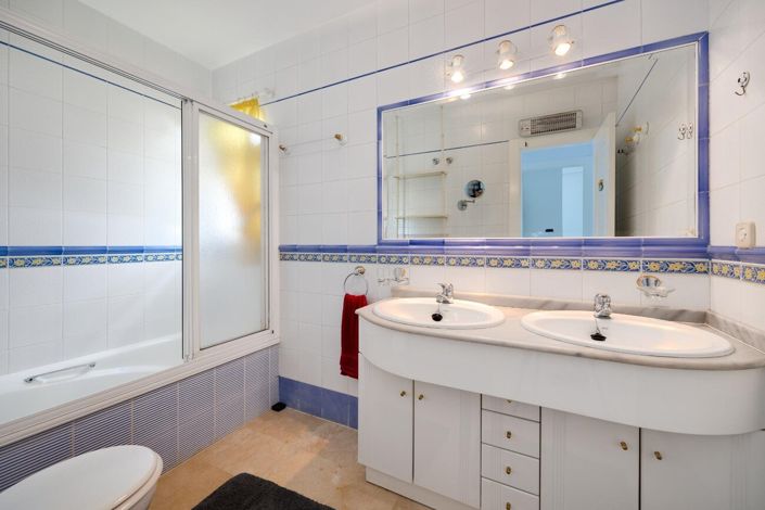 Image No.26-3 Bed Townhouse for sale