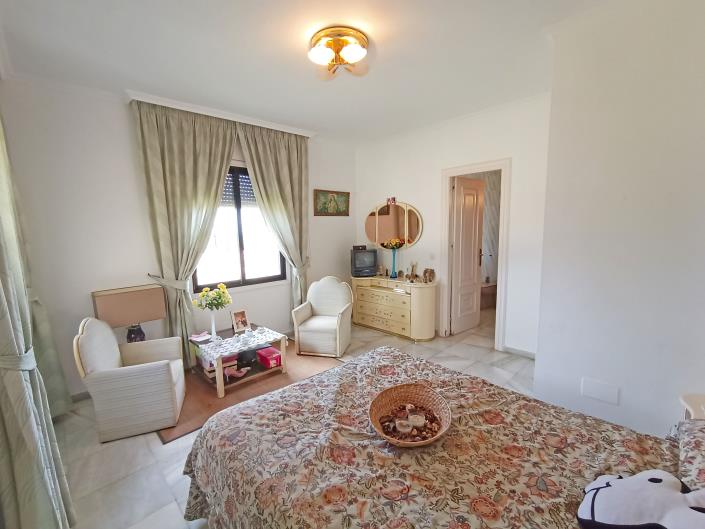 Image No.8-6 Bed Villa / Detached for sale