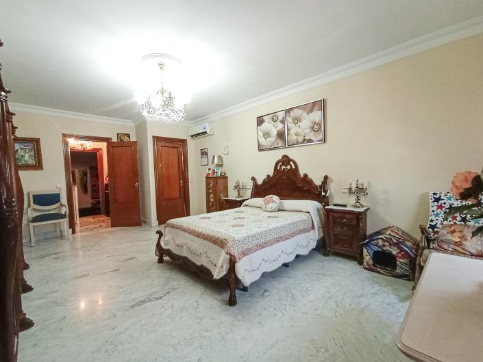 Image No.12-6 Bed Villa / Detached for sale