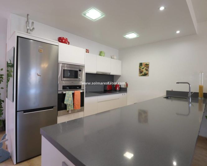 Image No.8-3 Bed House for sale