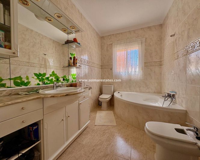 Image No.13-3 Bed House for sale