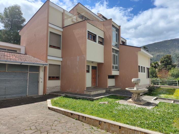 Image No.2-5 Bed Villa / Detached for sale