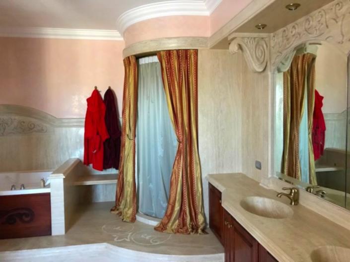 Image No.27-5 Bed Villa for sale