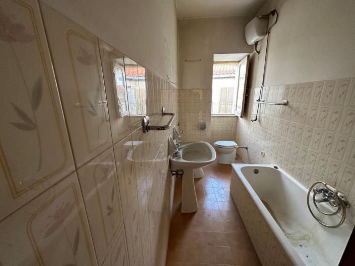 Image No.19-2 Bed Property for sale