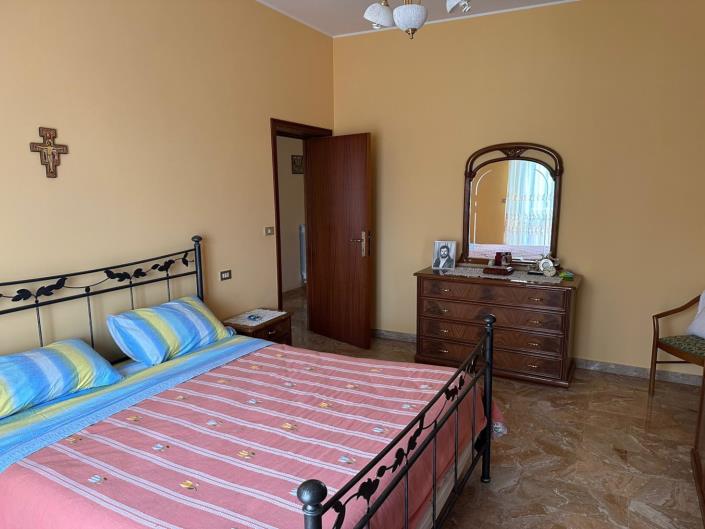 Image No.23-3 Bed Property for sale