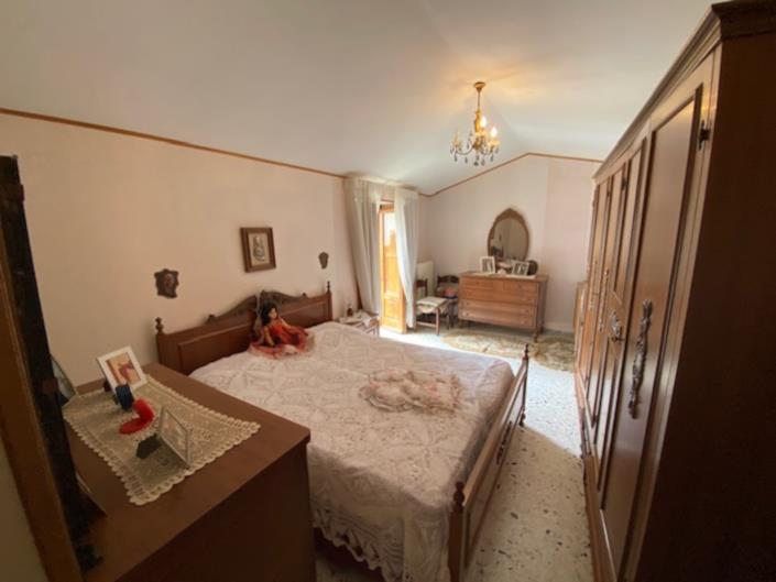 Image No.11-5 Bed Property for sale