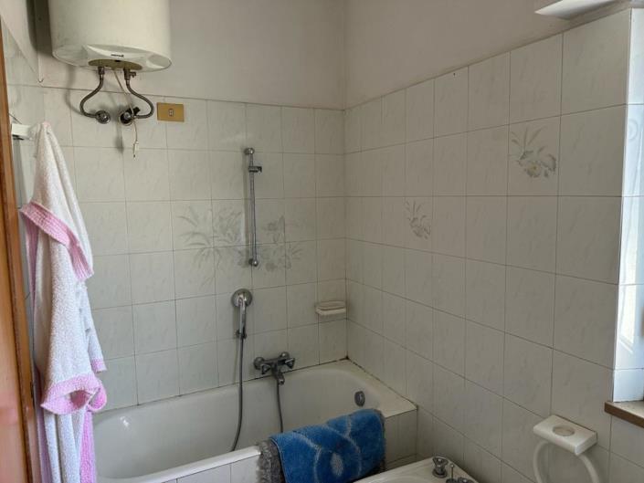 Image No.20-4 Bed Farmhouse for sale