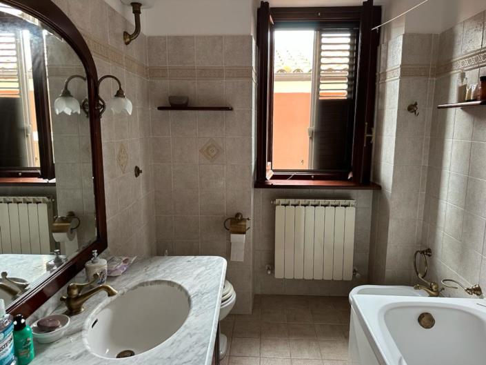 Image No.21-4 Bed House for sale