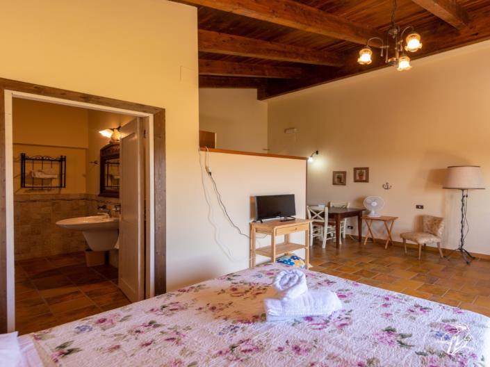 Image No.25-10 Bed Farmhouse for sale