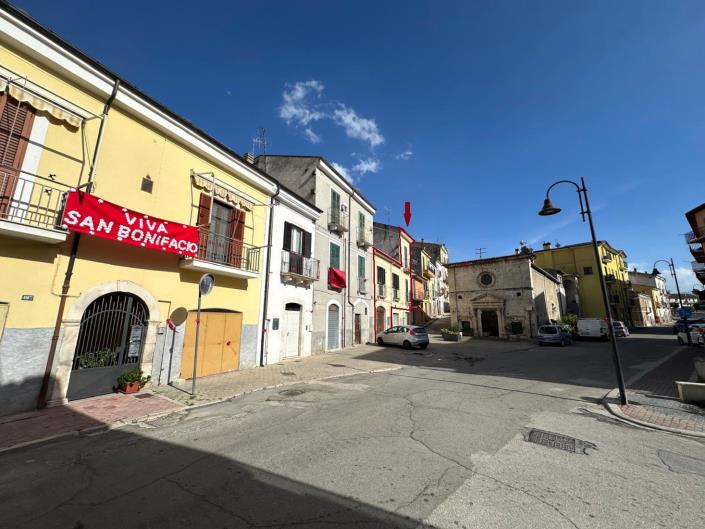 Image No.1-4 Bed Property for sale