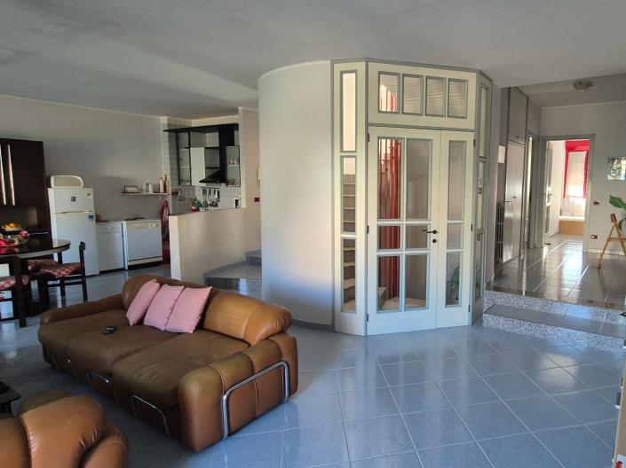 Image No.9-5 Bed House for sale