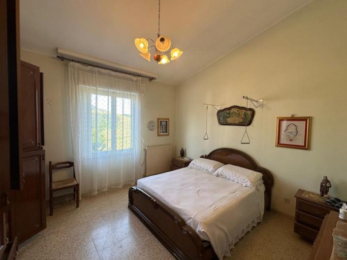 Image No.16-4 Bed Cottage for sale