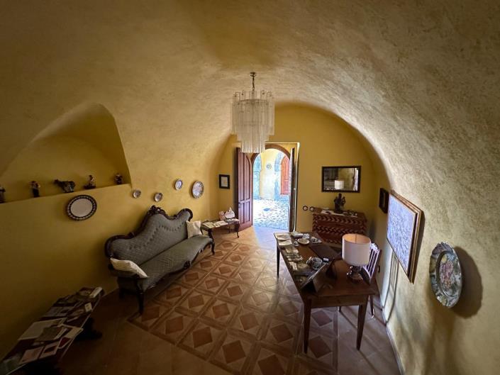 Image No.25-7 Bed Property for sale