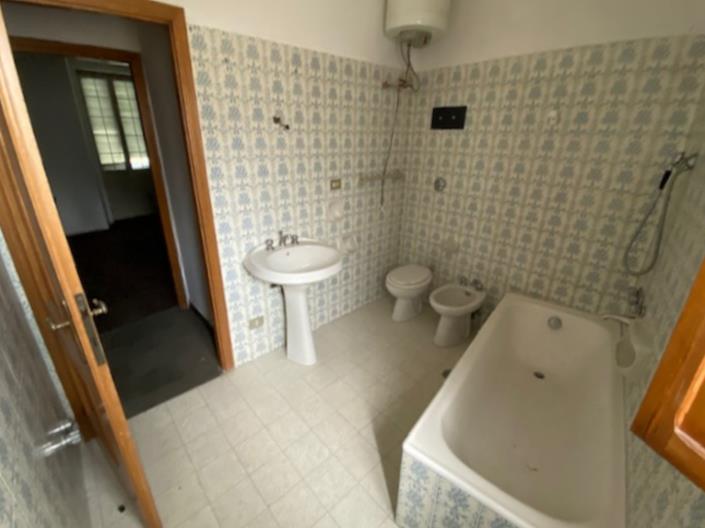 Image No.18-8 Bed Property for sale